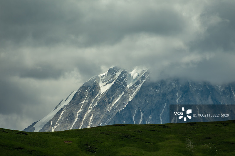 被云遮住山顶的雅拉雪山图片素材