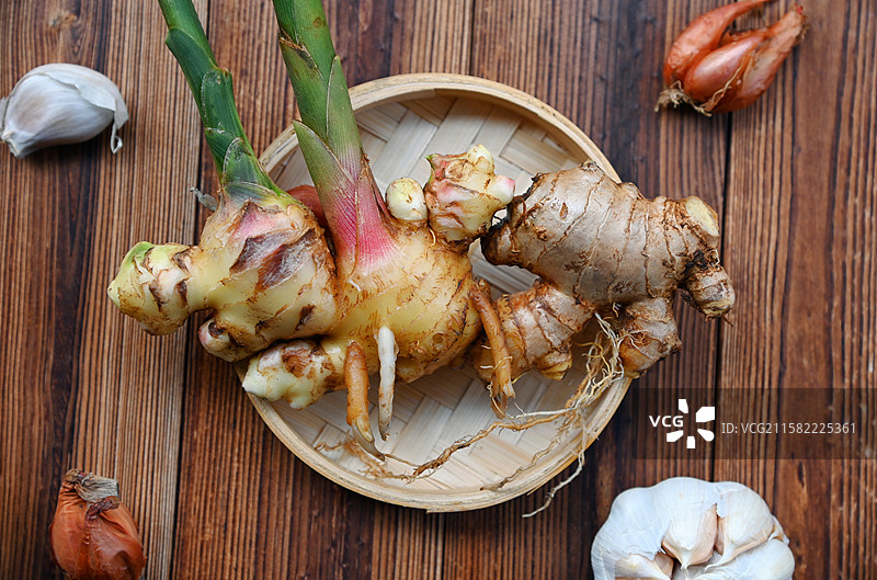 一棵刚挖出来姜图片素材