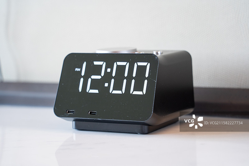 床边的闹钟图片素材
