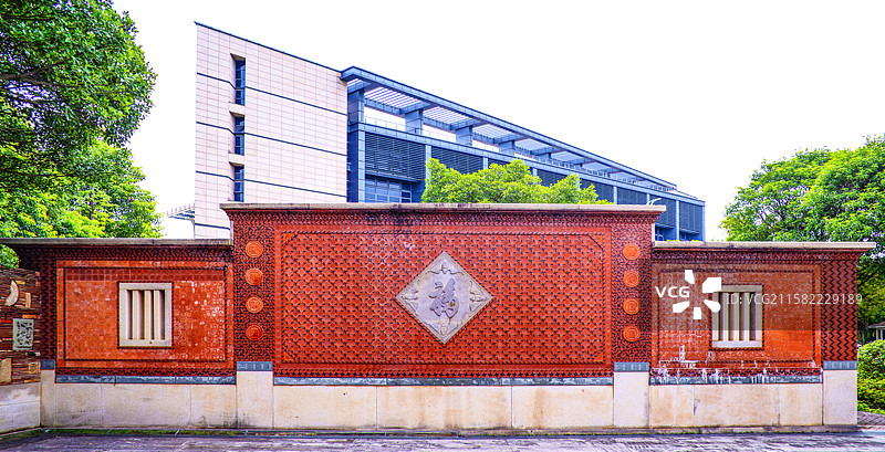 白色天空下福州大学旗山新校区图书馆旁五福光临红红火火的福至照壁红墙图片素材