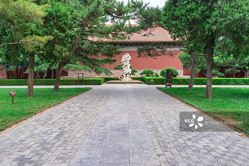 中国山东省泰安市泰山区泰山旅游景区著名景点，古代建筑行宫岱庙里的中式庭院拍摄主题，户外无人图像摄影图片素材