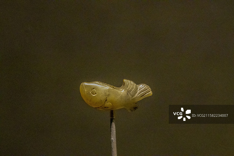 湖北省博物馆“极目楚天——湖北古代文明展”：白玉圆雕鱼饰（出土于法器匣内，可能是佛珠上的串饰）图片素材