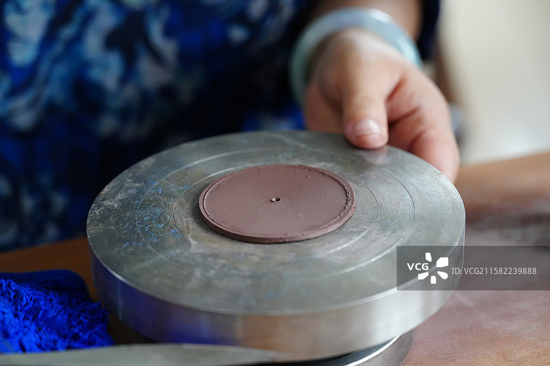 上底片 做壶盖 紫砂 陶艺 制作 纯手工 非遗 手工艺 手 特写 镜头图片素材