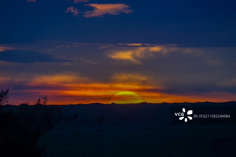草原日落时天空霞光与云层的自然景象图片素材