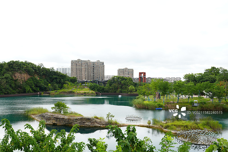 无锡市 丁蜀镇 宜兴黄龙山矿址公园 矿坑湖 湖泊 城市 风景图片素材