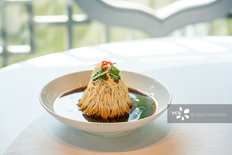 一盘以中式园林窗户为背景的中国江苏扬州淮扬菜名菜大煮干丝特写图片素材