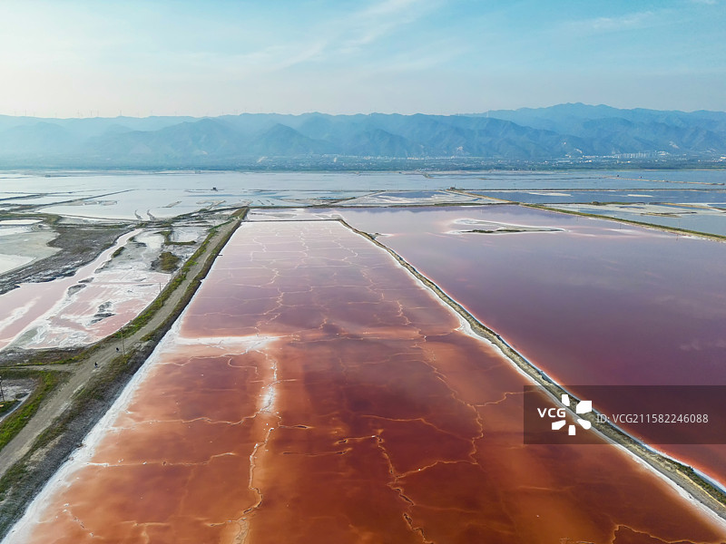 从七彩盐湖远眺中条山图片素材