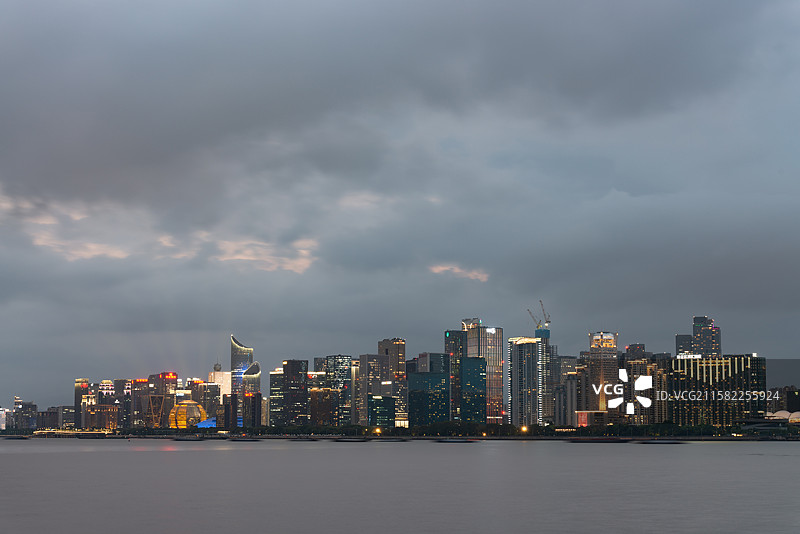 浙江省杭州市钱塘江畔大雨天下雨中拍摄钱江新城日落风景图片素材