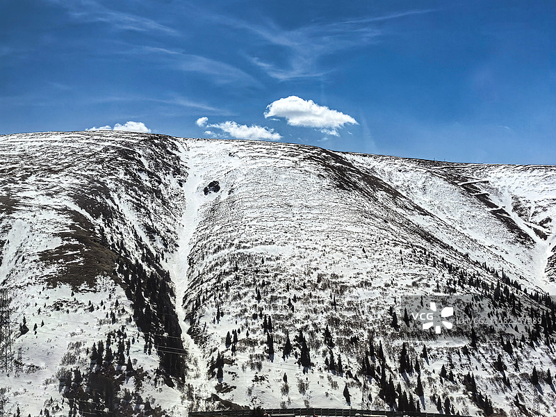 中国新疆巴音郭楞蒙古自治州和静县查汗努尔达板至艾肯达板天山山脉雪山与草原，艾肯达板至那拉提草原风光图片素材