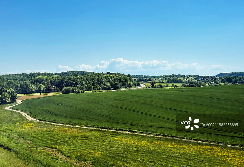 广阔的田野图片素材