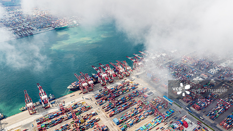 航拍集装箱码头云雾中工作场景图片素材