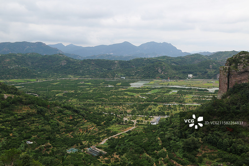 浙江台州桃江十三渚山谷绿意盎然，远山层叠远景图片素材
