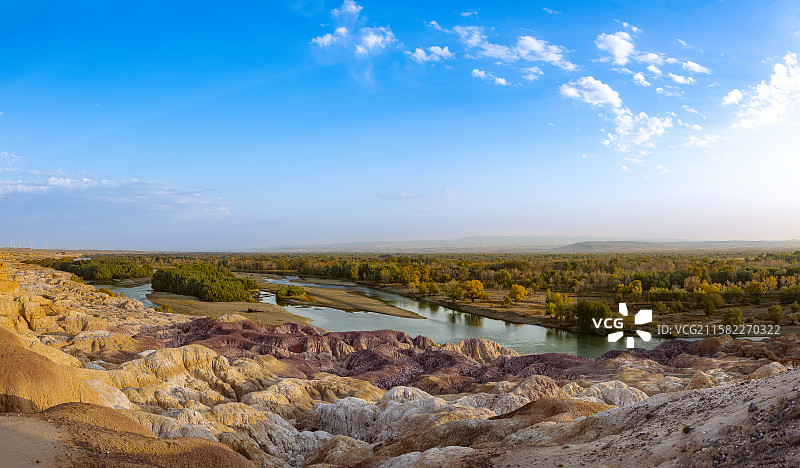 秋季傍晚的中国新疆阿勒泰布尔津五彩滩风景区图片素材