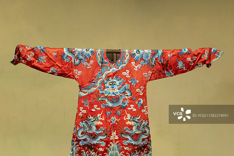 湖北省博物馆“极目楚天——湖北古代文明展”：汉剧戏服团龙红箭衣（民国，传世）图片素材