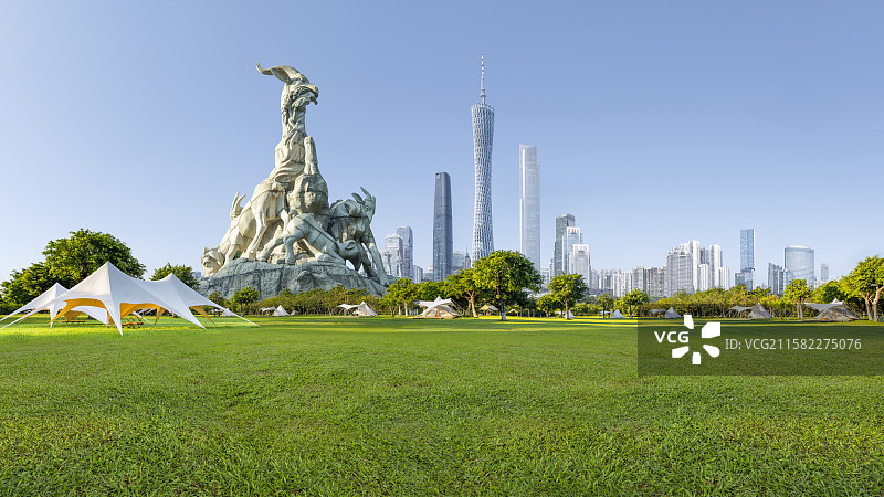 中国广州城市地标建筑广州塔和五羊石像图片素材
