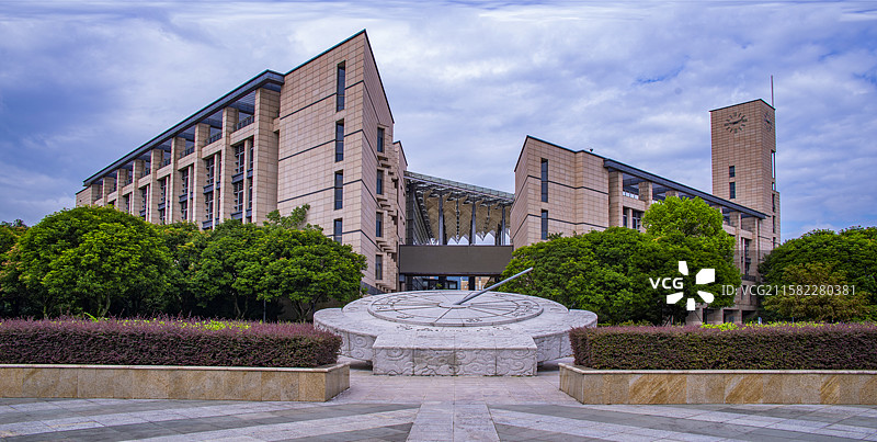 福州大学旗山新校区图书馆2013年建成由铜制晷针和石制晷面组成兼具北京时区同步计时功能与艺术价值日晷图片素材