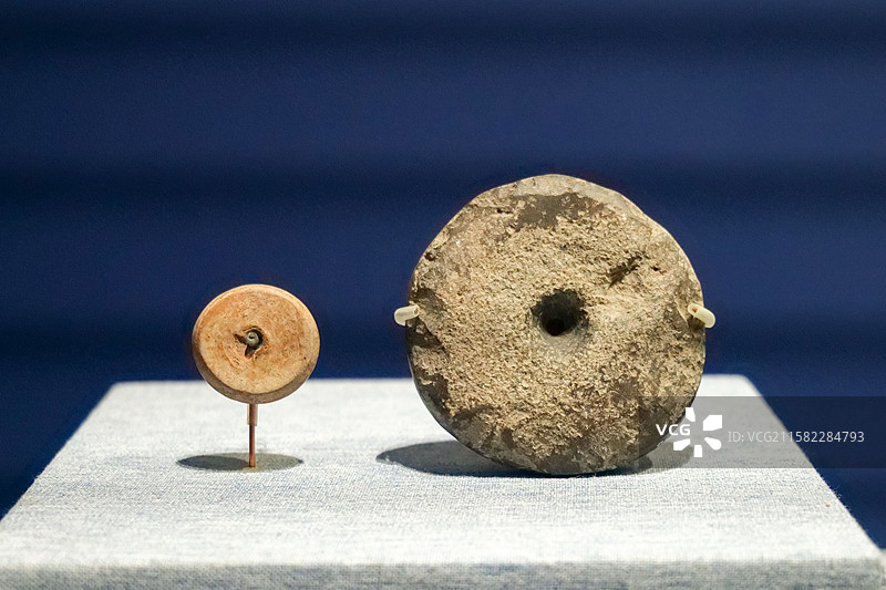 石纺轮、陶纺轮 新石器时代 1956-1957年河南陕县庙底沟遗址出土 中国国家博物馆藏图片素材