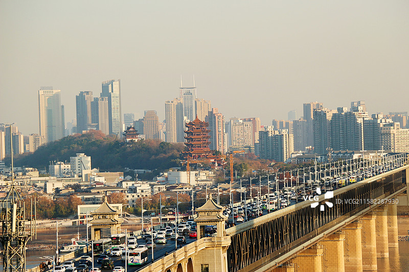 武汉长江大桥与黄鹤楼同框，武汉最具标志性的城市景观，江城最经典画面，融合现代工程与古代文化图片素材