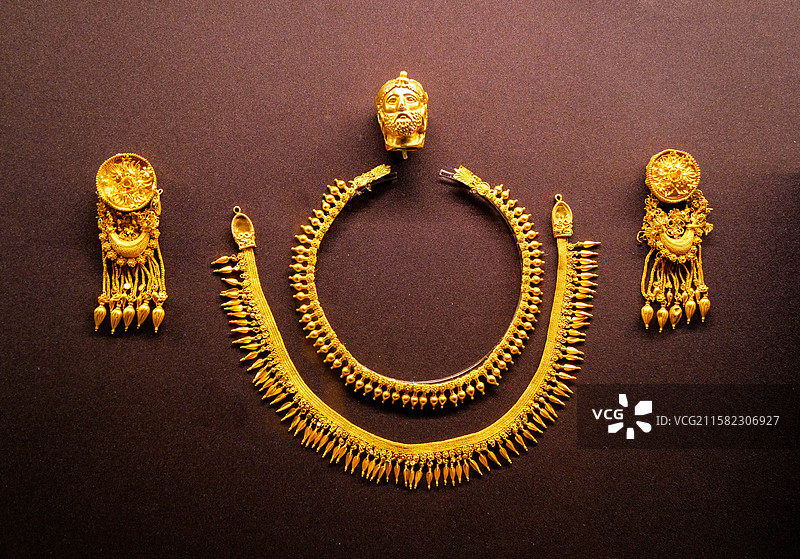 古希腊文明中的金饰品项链图片素材