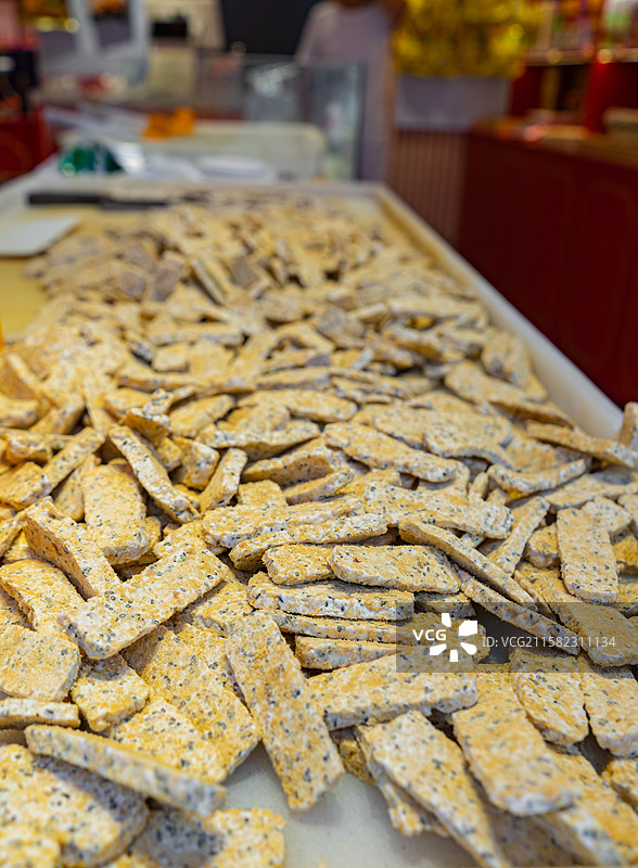 中国餐饮行业饮食产业，传统经典中国食品拍摄主题，花生糖牛轧糖麦芽糖芝麻糖特写，户外白昼无人图像图片素材