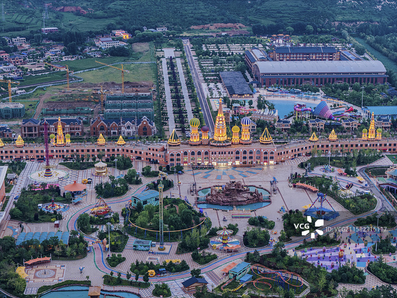 高视角下航拍游乐场，高视角下航拍喀左浴龙谷游乐场，有山有水的游乐场，以山为背景的游乐场图片素材