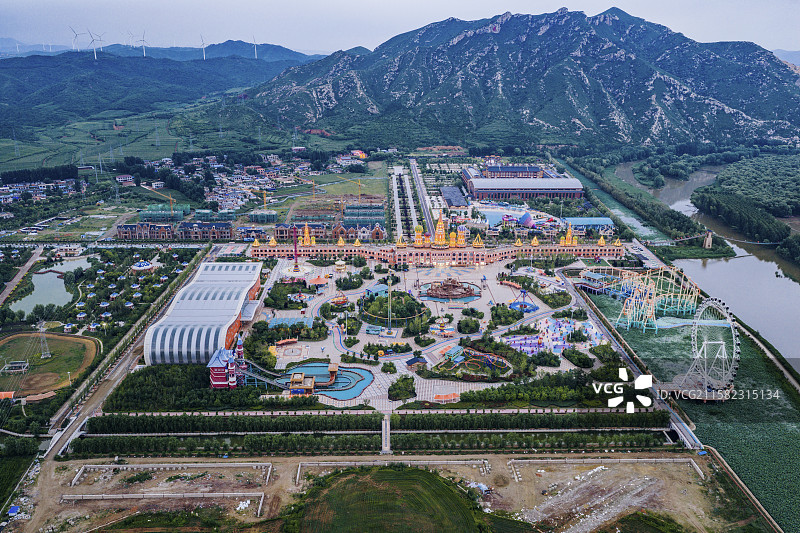 高视角下航拍游乐场，高视角下航拍喀左浴龙谷游乐场，有山有水的游乐场，以山为背景的游乐场图片素材