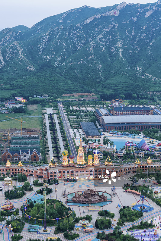 高视角下航拍游乐场，高视角下航拍喀左浴龙谷游乐场，有山有水的游乐场，以山为背景的游乐场图片素材