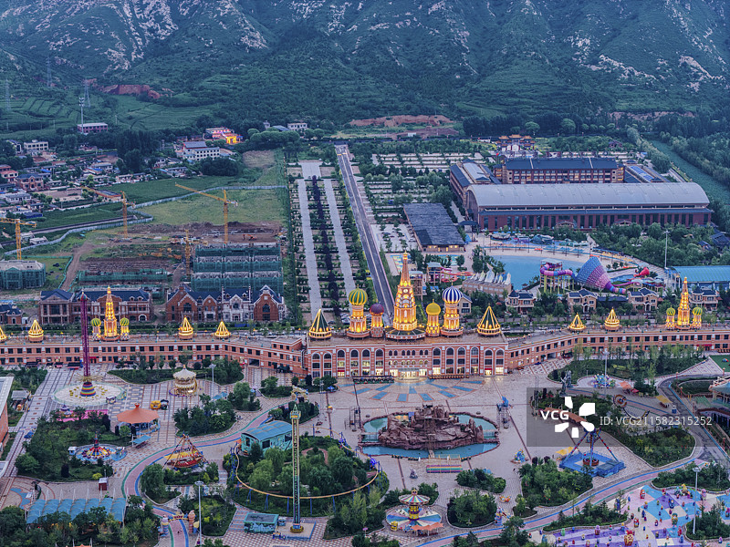 高视角下航拍游乐场，高视角下航拍喀左浴龙谷游乐场，有山有水的游乐场，以山为背景的游乐场图片素材