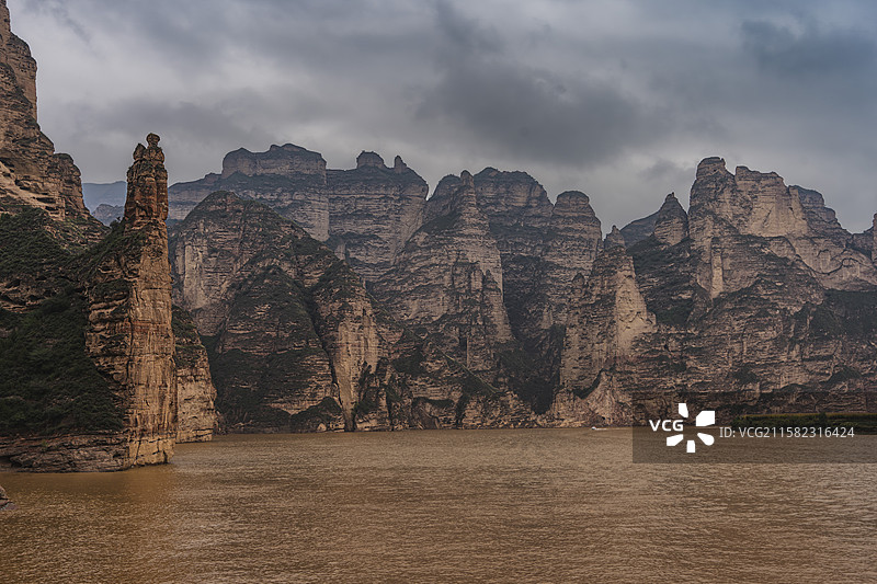 阴天的甘肃临夏永靖县炳灵丹霞峰丛及黄河图片素材