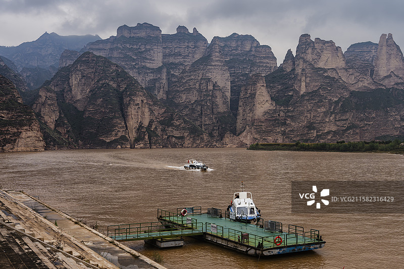 阴天的甘肃临夏永靖县炳灵丹霞峰丛及黄河图片素材