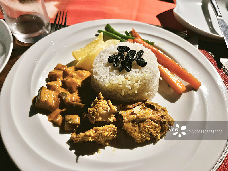 坦桑尼亚美食，鸡肉配咖喱蔬菜、米饭图片素材