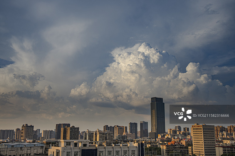 长沙中国电信都市建筑群与天空白云的对话图片素材