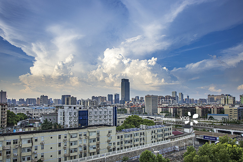 长沙中国电信都市建筑群与天空白云的对话图片素材