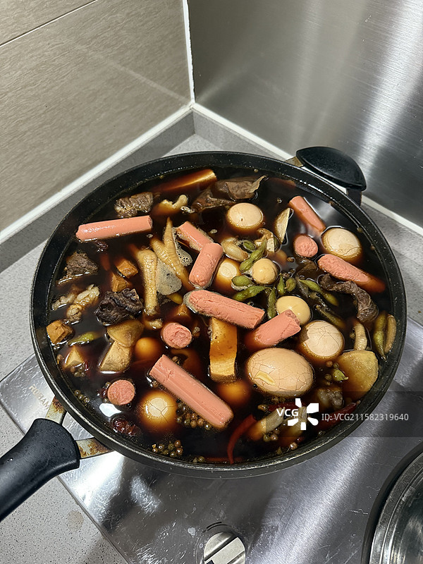一锅美味的家庭卤味图片素材