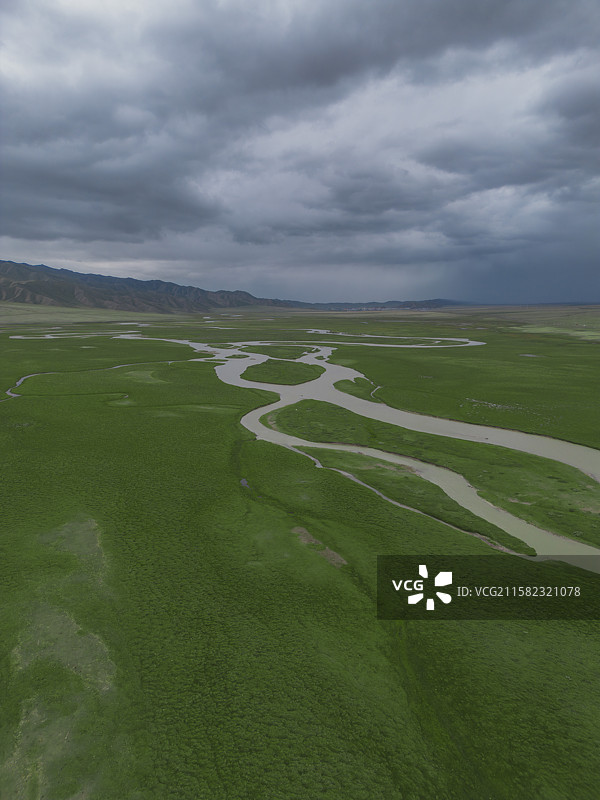 乌云密布的新疆巴音郭楞和静县巴音布鲁克湿地草原图片素材