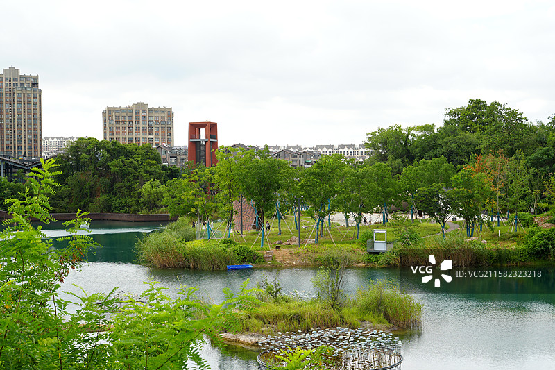 无锡市 丁蜀镇 宜兴黄龙山矿址公园 矿坑湖 湖泊 城市 风景图片素材