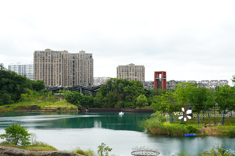 无锡市 丁蜀镇 宜兴黄龙山矿址公园 矿坑湖 湖泊 城市 风景图片素材
