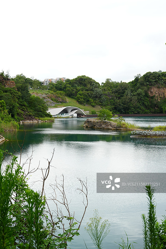 无锡市 丁蜀镇 宜兴黄龙山矿址公园 矿坑湖 湖泊 城市 风景图片素材