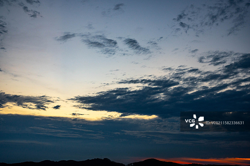 日落时海景映衬着戏剧性的天空图片素材