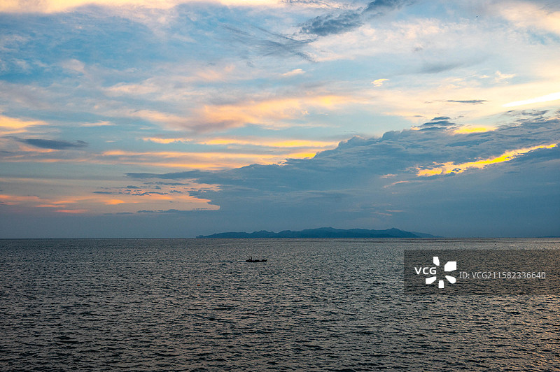 日落时海景映衬着戏剧性的天空图片素材