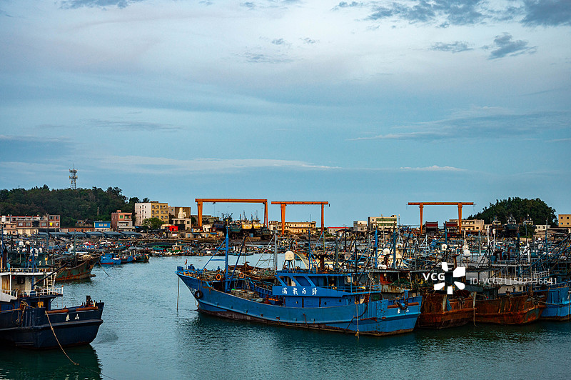 宫前村的渔港停靠整排休整的渔船图片素材