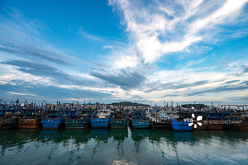 宫前村的渔港停靠整排休整的渔船图片素材