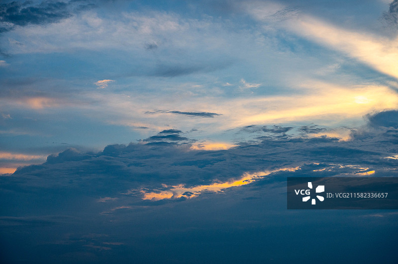 日落时海景映衬着戏剧性的天空图片素材