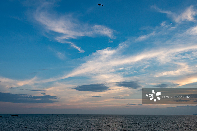 日落时海景映衬着戏剧性的天空图片素材