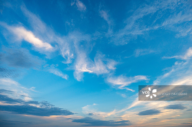 日落时海景映衬着戏剧性的天空图片素材