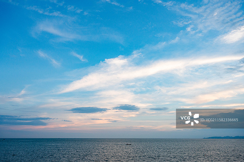 日落时海景映衬着戏剧性的天空图片素材