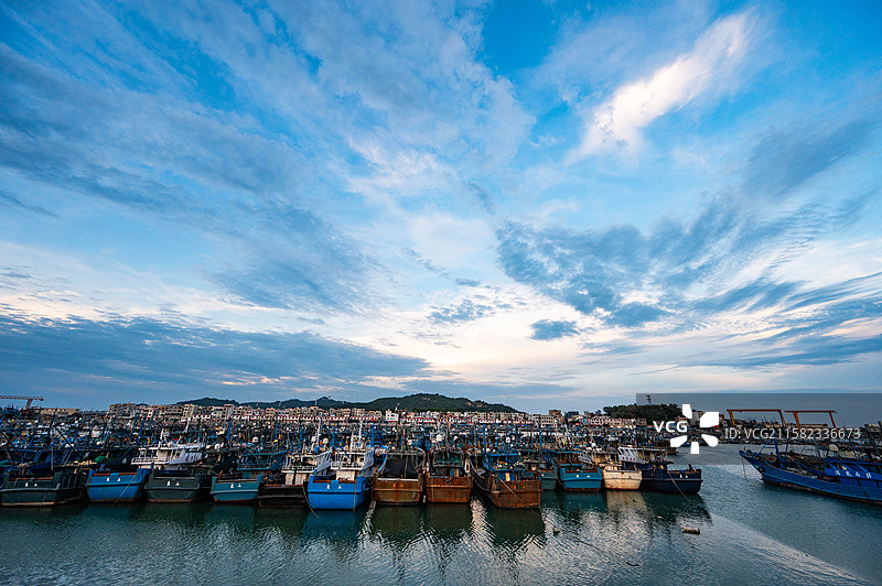 宫前村的渔港停靠整排休整的渔船图片素材