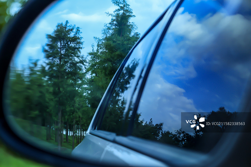 汽车后视镜视角下的森林与天空图片素材