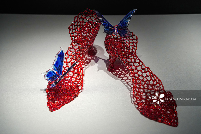 淄博陶瓷琉璃馆陈列的现代灯工琉璃作品图片素材