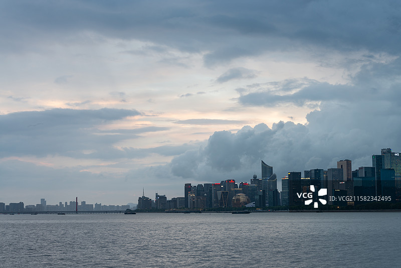 浙江省杭州市钱塘江畔日落夜晚下雨天风景图片素材